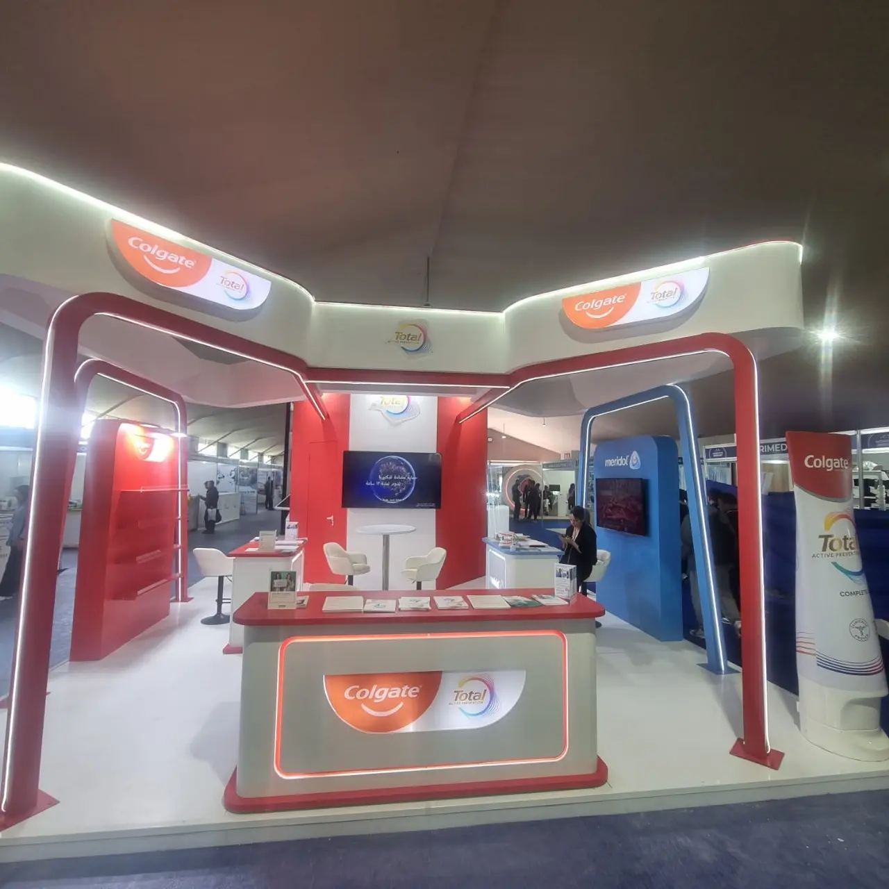 Stand sur mesure Colgate – Design Premium - NeoMatrix – Stand Builder